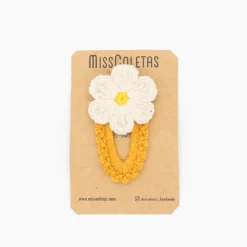 Clip crochet flor amarillo ocre