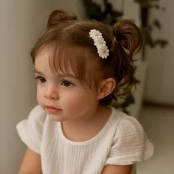 Clip de flores bordadas