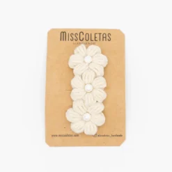 Clip flores beige crochet perlas