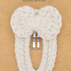 Clip forrado con lazo crochet beige piedra