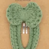 Clip forrado con lazo crochet verde