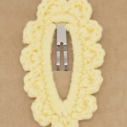 Clip forrado crochet amarillo