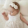 Diadema crochet bebé flores blancas relieve