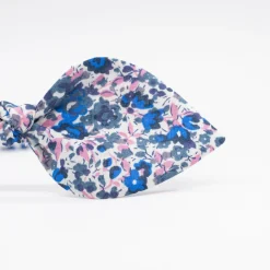 Diadema lazo flores azul marino hecha a mano