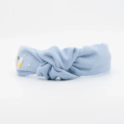Diadema nudo lino azul celeste bordada a mano. PREMIUM