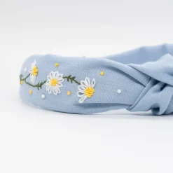 Diadema nudo lino azul celeste bordada a mano. PREMIUM