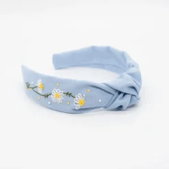 Diadema nudo lino azul celeste bordada a mano. PREMIUM