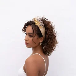 Diadema nudo sinamay dorado flores