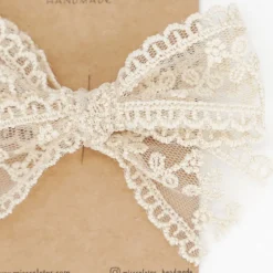 Lazo de tul bordado beige