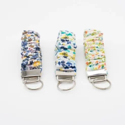 Llavero pulsera scrunchie flores