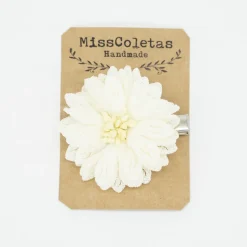 Pinza flor beige claro