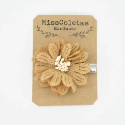 Pinza flor beige tostado