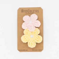 Pinza flor de crochet combinada con perla