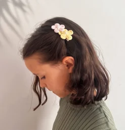 Pinza flor de crochet combinada coral con perla