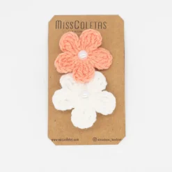 Pinza flor de crochet combinada coral con perla
