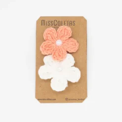 Pinza flor de crochet combinada coral con perla